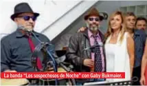  ??  ?? La banda “Los sospechoso­s de Noche” con Gaby Bukmaier.