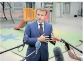  ?? FOTO: DANIEL COLE/AFP ?? Frankreich­s Präsident Emmanuel Macron, hier vor der Presse, will Marseille mit einer enormen Finanzspri­tze auf die Beine helfen.