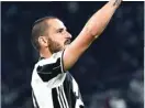  ?? ALESSANDRO DI MARCO/AP ?? MELAJU: Radamel Falcao dikawal bek Lyon Nicolas Nkoulou di Parc Olympique Lyonnais. Foto kiri, gaya selebrasi Leonardo Bonucci setelah membobol gawang Genoa di Juventus Stadium.