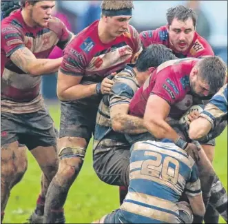  ?? Picture: Martin Apps FM3524475 Buy this picture from kentonline.co.uk ?? Maidstone (red) try to retain possession against Tunbridge Wells