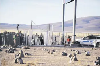  ?? FOTO: CRISTIAN VIVEROS ?? ►► La expectació­n de los medios bolivianos a metros de la frontera.