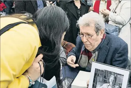  ?? CÉSAR RANGEL / ARCHIVO ?? Jorge Herralde firmando ejemplares de su libro Un día en la vida de un editor durante el último Sant Jordi