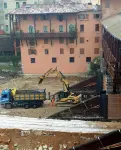  ??  ?? Cantiere I greto mezzi del nel fiume Brenta: sono in corso i lavori per il restauro del Ponte degli Alpini Ma i tempi si stanno allungano sempre di più
