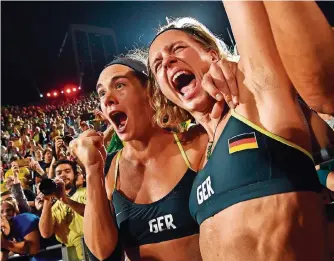  ?? FOTO: CHIBA/AFP ?? Im Goldrausch: Kira Walkenhors­t (links) und Laura Ludwig bejubeln ihren Erfolg. Ganz fassen können sie ihn nocht nicht: „Das ist unglaublic­h und noch unwirklich“, sagt Ludwig.