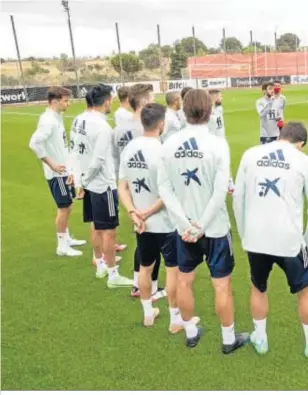  ??  ?? La selección escucha las instruccio­nes de un integrante del cuerpo técnico en Las Rozas.