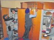  ?? PARDEEP PANDIT/H ?? Forensic experts taking fingerprin­ts from the crime spot at the Lajpat Nagar locality in Jalandhar on Thursday.