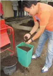  ??  ?? Mayor de Lara checking the consistenc­y of the vermicompo­st.