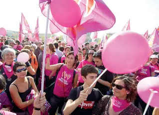  ??  ?? In rosa
Il popolo delle famiglie arcobaleno, un mare di palloncini e tshirt rosa