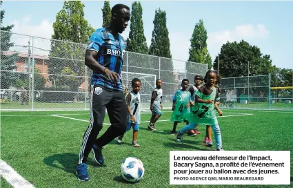  ?? PHOTO AGENCE QMI, MARIO BEAUREGARD ?? Le nouveau défenseur de l’Impact, Bacary Sagna, a profité de l’événement pour jouer au ballon avec des jeunes.