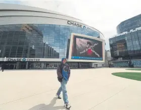  ?? FOTO: AP ?? Un aficionado camina por el exterior del Chase Center de San Francisco