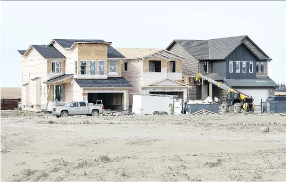  ?? WIL ANDRUSCHAK ?? New constructi­on of single-family homes in the Calgary metropolit­an area hit 465 last month, the highest number of starts since November 2014.