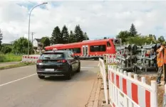  ??  ?? Wegen der Baumaßnahm­e Modernisie­rung der Bahnübergä­nge in Krumbach ist der Bahnüberga­ng an der Babenhause­r Straße im Zeitraum Montag, 23. August, bis Mitt‰ woch, 1. September, für den Verkehr gesperrt.