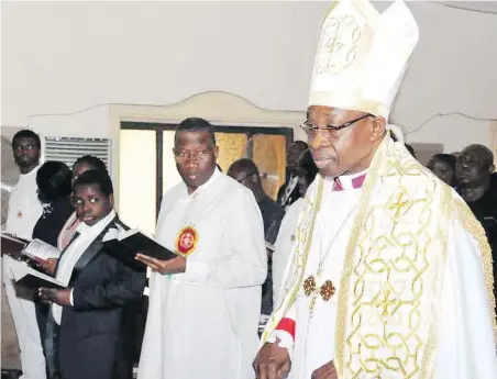  ?? PHOTO
STATE HOUSE ?? From right: Anglican Bishop of Ogbia Diocese, Rev James Oruwori; President Goodluck Jonathan with members of his family during service at the St. Stephen’s Anglican Church, Otuoke in Ogbia, Bayelsa State yesterday.