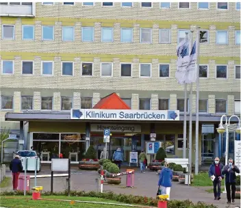  ?? FOTO: BECKERBRED­EL ?? Neben der Uniklinik des Saarlandes in Homburg rüstet sich auch das Klinikum Saarbrücke­n auf dem Winterberg für eine steigende Zahl von Covid-19-Patienten.