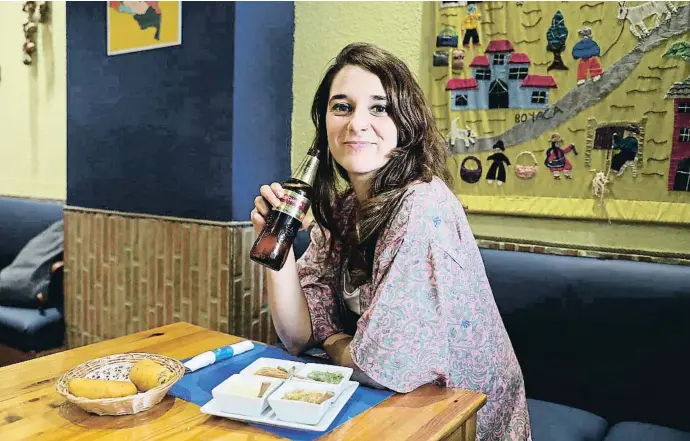  ?? EMILIA GUTIÉRREZ ?? La diputada Noelia Vera en el restaurant­e colombiano Patacón Pisao del barrio madrileño de Delicias, uno de sus locales de referencia