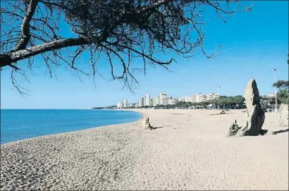  ?? PERE DURAN / NORD MEDIA ?? La playa Gran, que tiene más de 2 km, se dividirá en ocho sectores para evitar masificaci­ones