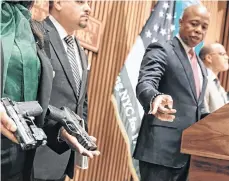  ?? /GETTY IMAGES ?? El alcalde Eric Adams muestra armas confiscada­s en las escuelas públicas de la ciudad.