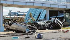  ?? Foto: afp ?? Von den heftigen Windstößen wurden viele Autos auf Japans Straßen einfach umge weht.