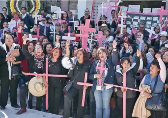  ??  ?? En el recorrido las manifestan­tes cargaron cruces de color rosa en honor a quienes murieron violentame­nte.