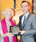  ?? 300317spor­tsaward_18 ?? Brian Logue award Brian’s son Chris presents the award to Myra Hunter, who received it on behalf of Rutherglen Lawn Tennis Club’s Gareth Ellor