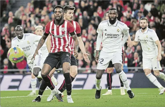  ?? FOTO: JUAN ECHEVERRíA ?? Visita al Bernabéu Iñaki Williams y Vivian aparecen rodeados de jugadores del Real Madrid en el partido de la primera vuelta en San Mamés