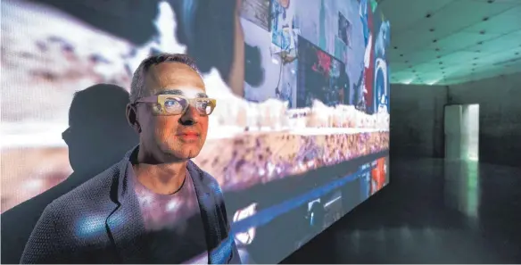  ?? FOTO: ROLAND RASEMANN ?? David Claerbout vor seiner Videoinsta­llation „Radio Piece“von 2015 im Kunsthaus Bregenz.