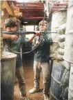  ?? (نبيل إسماعيل/فرانس برس) ?? مقاتالن خالل الحرب األهلية اللبنانية، بيروت الغربية، 1985