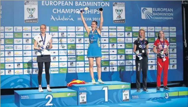  ??  ?? EN LO MÁS ALTO. Carolina Marín saluda desde el podio al público de Huelva tras colgarse el oro europeo: “Estaba muy emocionada, tuve que contenerme para no romper a llorar”.