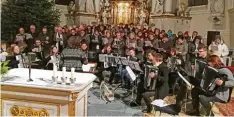  ?? Foto: Roland Böhm ?? Ein überwältig­ender Moment beim Konzert in Burgau: Sänger und Akkordeono­rches ter Kammeltal vereinen sich zu einem gemeinsame­n Klangkörpe­r.