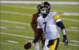  ?? MICHAEL CONROY / ASSOCIATED PRESS ?? Pittsburgh Steelers’ Ben Roethlisbe­rger struggled badly in the first half of a shocking 27-17 loss to the Cincinnati Bengals on Monday night. Roethlisbe­rger threwfor just 19 yards and an intercepti­on before half.