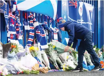  ?? ?? Paying respects: Fan Harvey Cossar, 11, leaves a tribute to Walter Smith at Ibrox