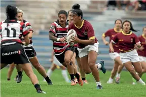  ?? GETTY IMAGES ?? New Black Ferns wing Alena Saili, centre, is action during a sevens match for Southland against Counties Manukau this year.
