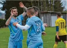  ?? Foto: Oliver Reiser ?? Kevin Makowski (rechts) hatte den SC Cosmos Aystetten gegen den TSV Ottobeuren schon nach drei Minuten in Führung gebracht. Spielertra­iner Patrick Wurm gratuliert.