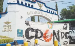  ??  ?? El bloqueo de normalista­s se extendió a los accesos de la Base Militar Número 15, donde se resguarda un lote de la vacuna contra el Covid-19 de la farmacéuti­ca CanSino.