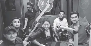  ??  ?? ASCOF Forte Menthol Syrup brand ambassador Ian Veneracion and his daughter Deirdre (rightmost and third from right, respective­ly) join the Wish 107.5 DJs and band in a special guesting on June 8