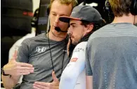  ?? AFP ?? McLaren’s driver Fernando Alonso listens to a team member during the third practice session of the Singapore GP. —