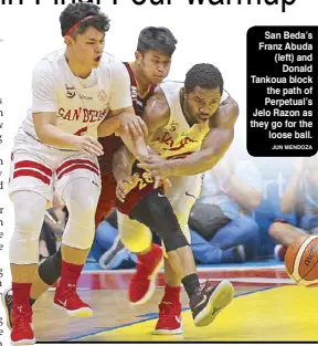  ?? JUN MENDOZA  ?? San Beda’s Franz Abuda (left) and Donald Tankoua block the path of Perpetual’s Jelo Razon as they go for the loose ball .