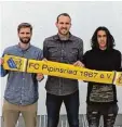  ?? Foto: Hubert Fesl ?? Freuen sich über den Transferco­up: FCP Manager Roman Plesche, Mark Schwar zer und Neuzugang Julian Schwarzer Garcia.