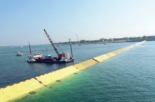  ??  ?? Bocca di porto Un’immagine aerea della bocca di porto del Lido a Venezia, una delle «porte» del Mose L’opèra Il Mose è il sistema di dighe mobili che salverà Venezia dall’acqua alta E’ composto da 78 paratoie divise in 4 schiere. Le paratoie si alzeranno con una previsione di alta marea superiore a 110 centimetri Il Mose è costato 5 miliardi e 493 milioni di euro. I lavori sono arrivati al 94%: mancano le ultime paratoie e gli impianti