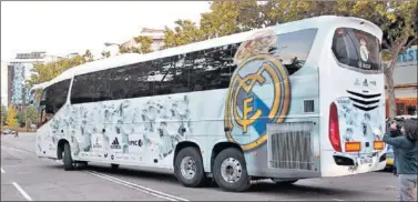  ??  ?? OTRO VEHÍCULO. El Madrid no utilizará su autobús oficial en Girona por motivos de seguridad.