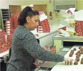  ?? DINSTUHL’S ?? At Dinstuhl's, each box of chocolate covered strawberri­es is packed by hand.