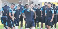  ??  ?? TRABAJOS. Los jugadores del Honduras entrenaron ayer en el estadio Humberto Micheletti.