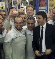  ??  ?? Il presidente del Consiglio, Matteo Renzi, dopo la breve sosta a Bari, si è spostato nella vicina Melfi per visitare la fabbrica Fiat; il premier ha parlato a lungo con gli operai