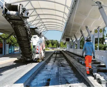  ?? Foto: Marcus Merk ?? Auch an der künftigen Endhaltest­elle der Linie 3 in Königsbrun­n haben die Arbeiten für die Verlängeru­ng der Straßenbah­ntrasse begonnen. Sie sollen an dieser Stelle bis zum Ferienende abgeschlos­sen sein.