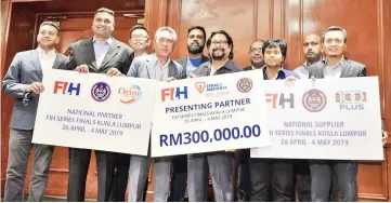  ?? - Bernama photo ?? Subahan (centre) with the sponsors at the press conference in Kuala Lumpur yesterday.