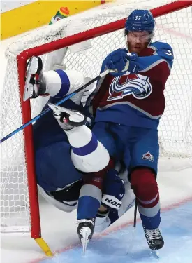  ?? FOTO: LEHTIKUVA/AFP/BRUCE BENNETT ?? J.T. Compher i Colorado bjuder Corey Perry på en liten luftfärd.