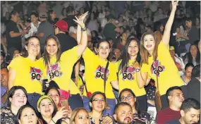  ??  ?? Ni durmieron. El momento de ver a sus ídolos había llegado, las fan no podían ocultar la emoción, cantaron, bailaron y hasta lloraron con las letras más célebres.