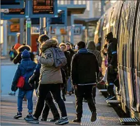  ??  ?? Les Francilien­s restent toujours aussi peu à l’aise dans les transports.