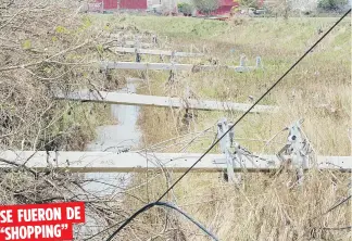  ??  ?? El Gobierno hizo una orden de compra por $115 millones para 50,000 postes y 6,500 millas de cables para la transmisió­n y distribuci­ón de energía.