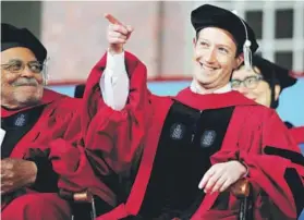  ?? FOTO: REUTERS ?? ►► Mark Zuckerberg, en la U. de Harvard, poco antes de recibir su título honorífico.